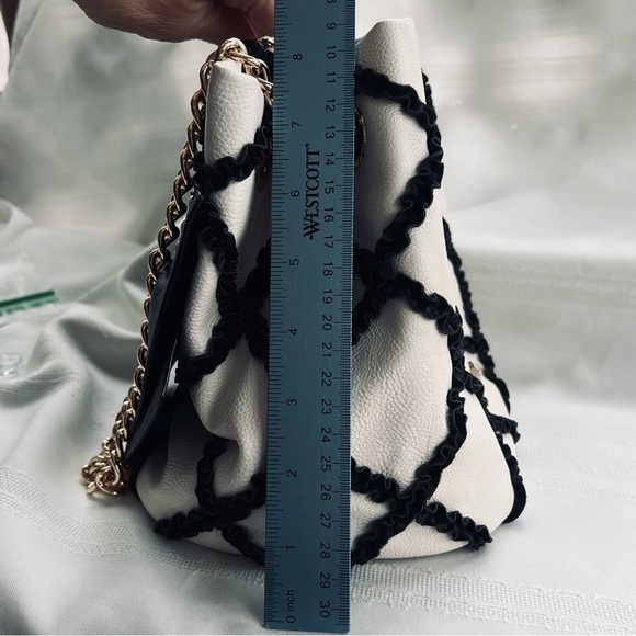 💥SALE💥 Betsey Johnson Bow Satchel Pebble Texture Faux Leather Gold Chain EUC - Picture 13 of 16